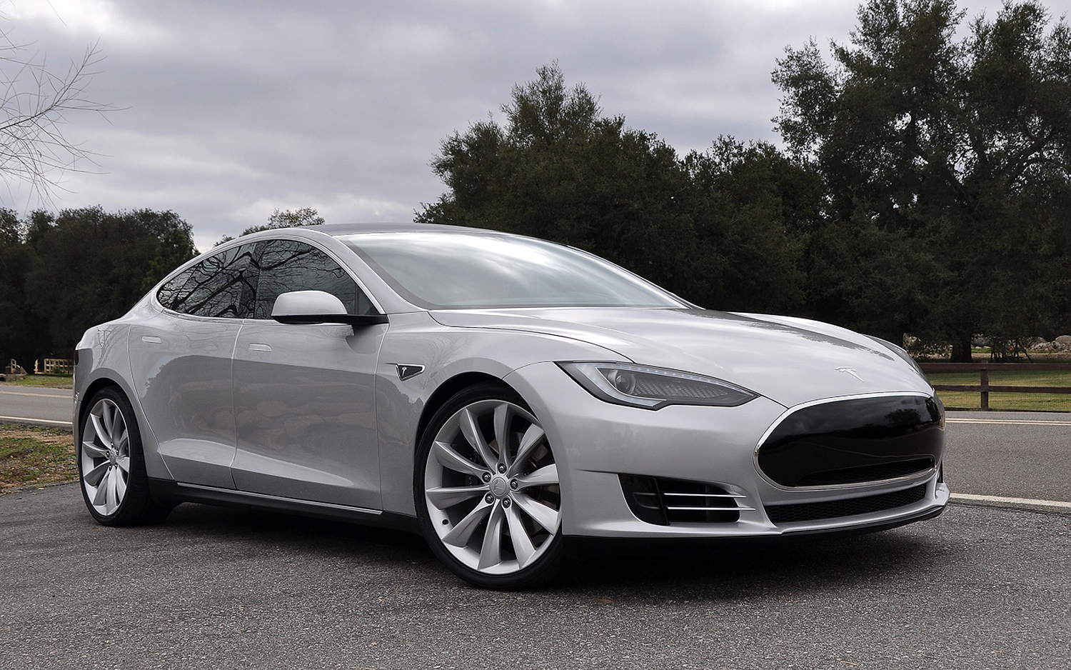 Автомобили Tesla боятся дорог: они от этого горят