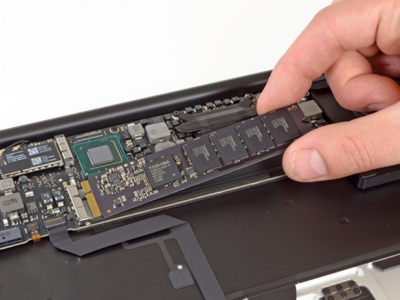 Apple отзывает MacBook Air из-за проблем с накопителем