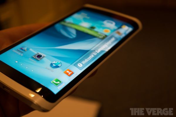 Samsung «завернул» смартфон в дисплей