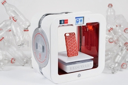 Принтер Ekocycle Cube 3D друкує пляшками