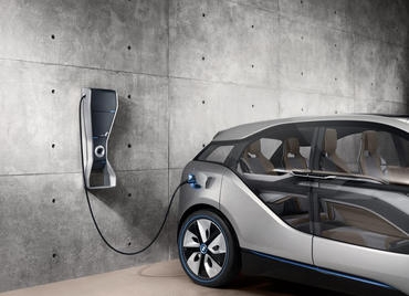 BMW зарядить електромобілі вуличними стовпами