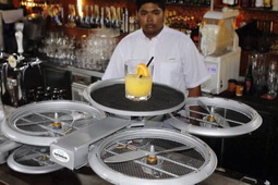 Сінгапурських офіціантів замінять дрони