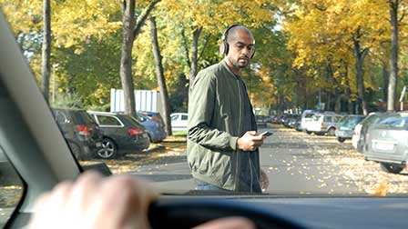 Смартфони заважають безпечно переходити дорогу