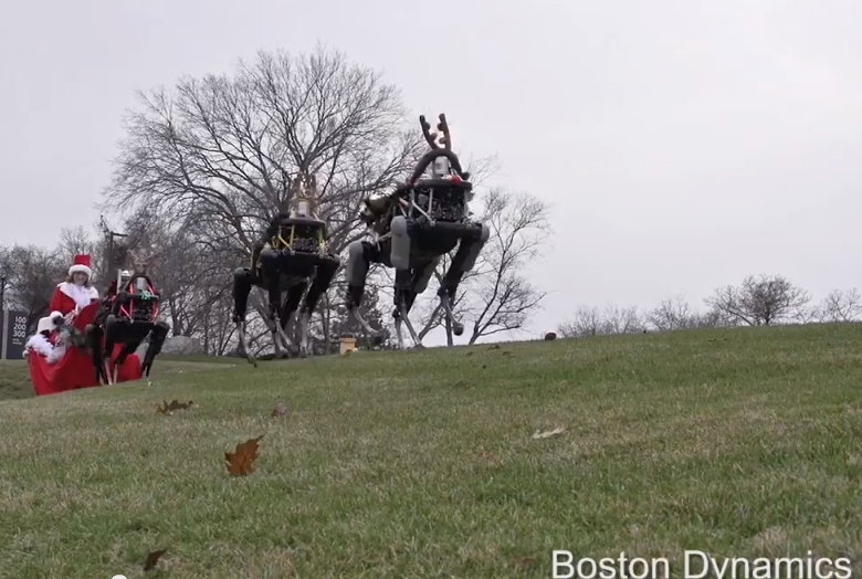 Військових роботів перетворили на різдвяних оленів