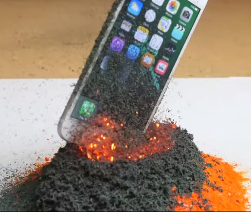 Відео: iPhone 6 згорає в штучному «вулкані»