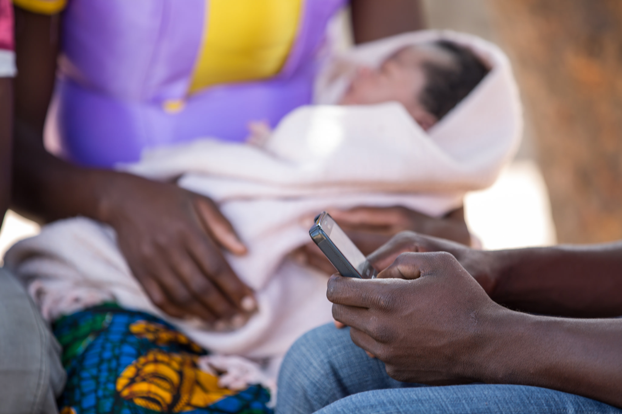 Танзанія немовля телефон