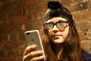 «Розумні» окуляри врятують очі від пристроїв з екранами