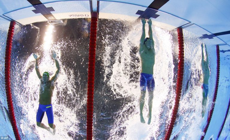 Як олімпійські фотографи знімають у басейнах, не торкаючись води