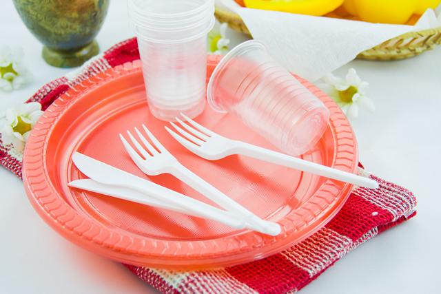 У Франції заборонили пластиковий посуд