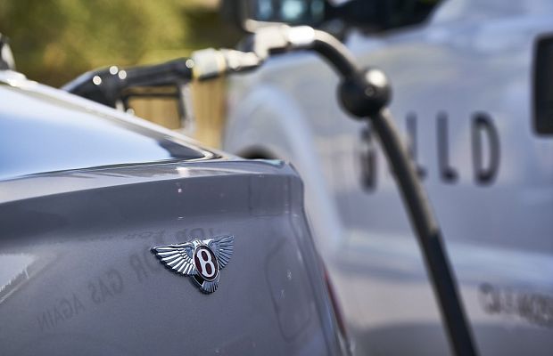 Bentley зробила смартфони паливозаправниками