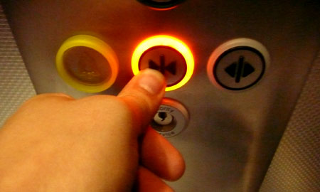 Таємниця ліфтів: кнопка закриття дверей виявилася плацебо