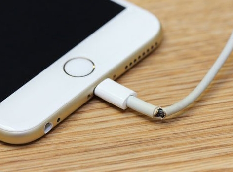 Як дуже просто подовжити життя навушникам, зарядці та USB-кабелю