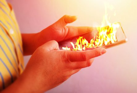 fire-hand-hold-fire-smartphone