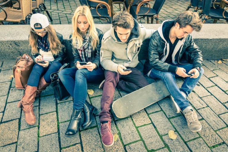 NY Times: Смартфоны заменили подросткам наркотики?