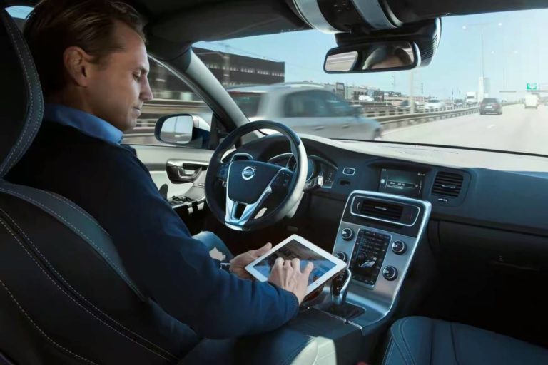 В авто появится третий искусственный интеллект, который будет следить за автопилотом и человеком