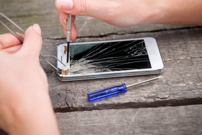 Мобильники научатся залечивать разбитые экраны