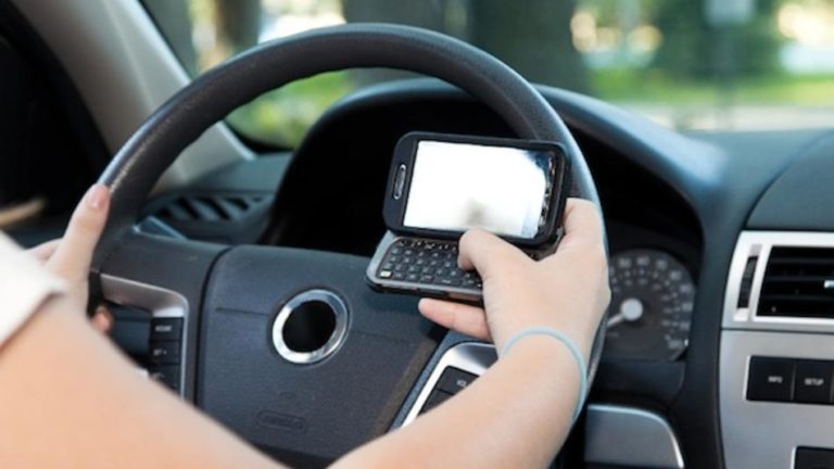 Смартфони відволікають водіїв протягом 6% часу будь-якої поїздки