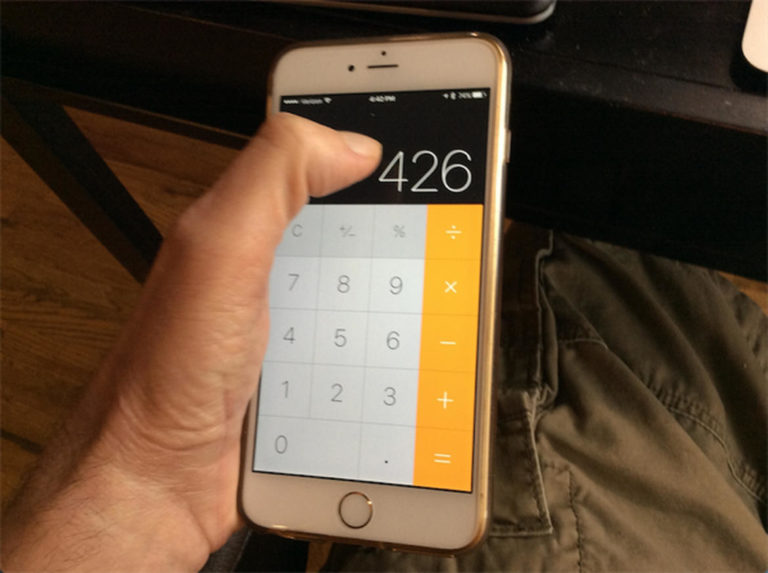 Как в калькуляторе iPhone удалить неправильно набранный символ