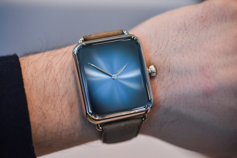 Выпустили «анти-умные» часы, чтобы потроллить Apple