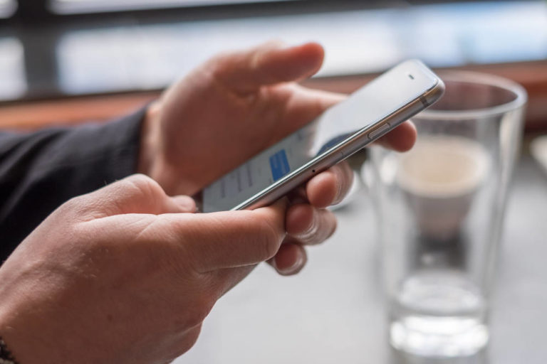 Як на iPhone полагодити прийом та відправку SMS