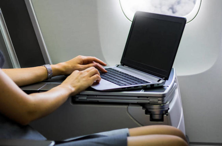 В літаках із Європи до США можуть перестати пускати з ноутбуками