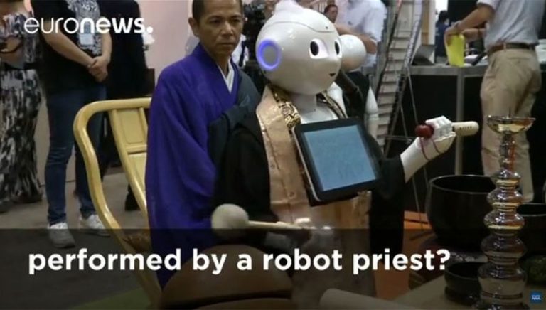 В Японии роботами заменяют священников