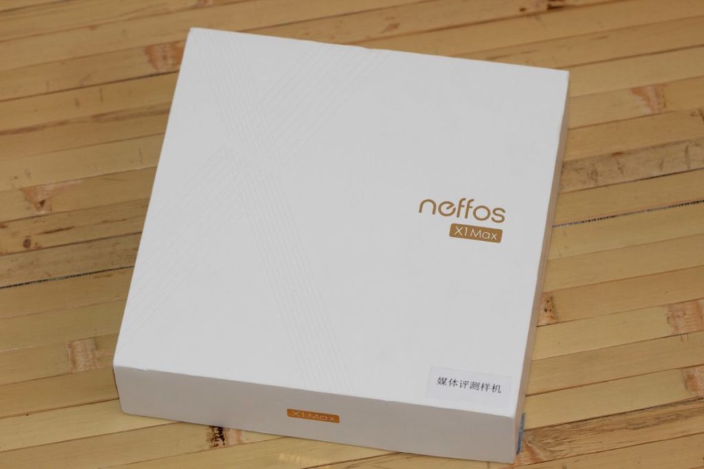 Neffos X1 Max поставляется в квадратной коробке