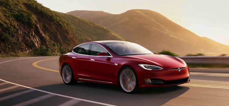 Tesla временно позволила владельцам ее автомобилей использовать полную емкость аккумулятора, чтобы убежать от урагана