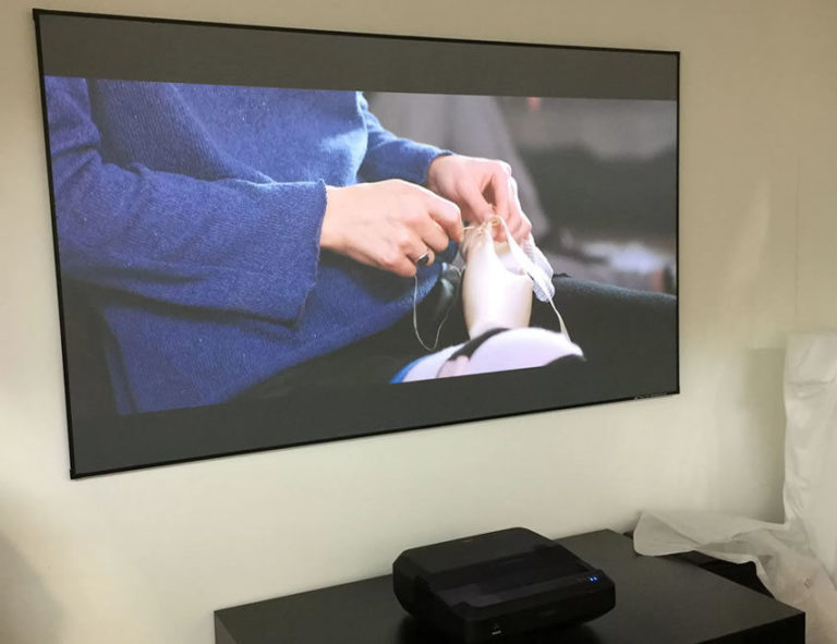 Epson показала проектор, який замінює 130-дюймовий РК-телевізор