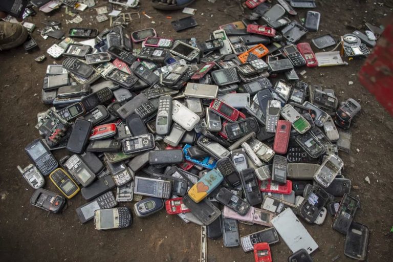 Переработка смартфонов: почему природе от нее еще хуже