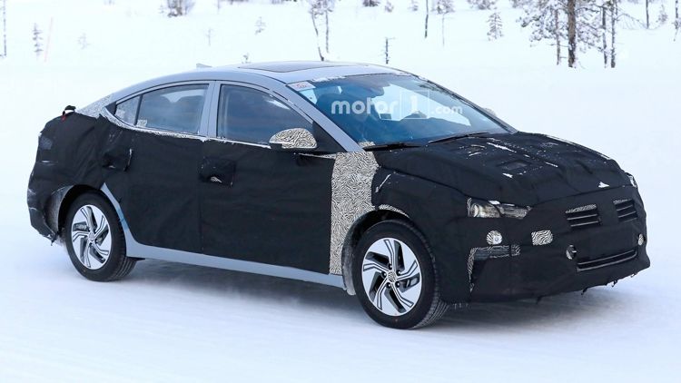 Hyundai тестирует новый Elantra с электроприводом