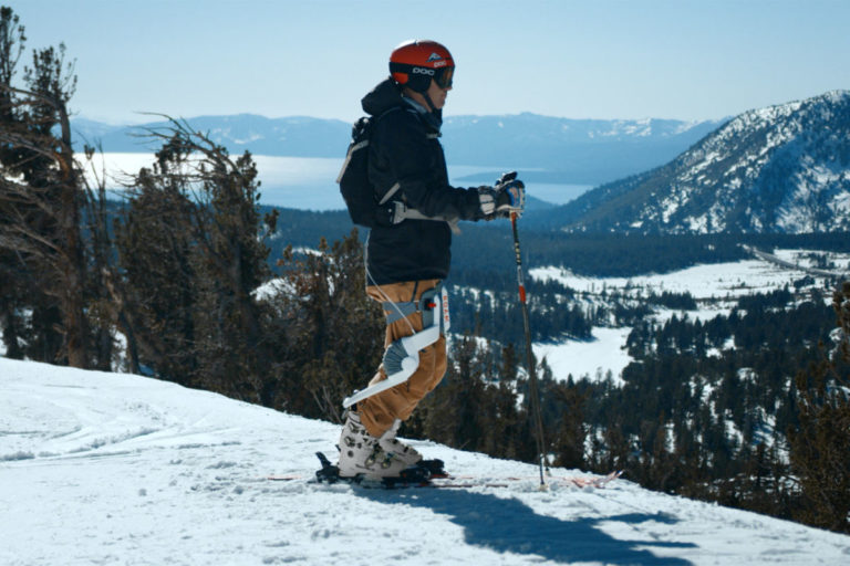 Лыжникам и сноубордистам представили экзоскелет для уменьшения нагрузки на их колени