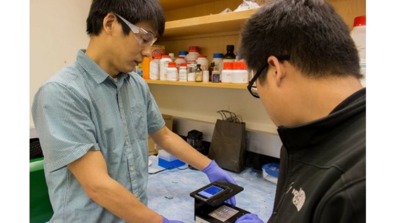 Створили аксесуар, який за $50 перетворить смартфон на високоточну мобільну лабораторію з виявлення захворювань