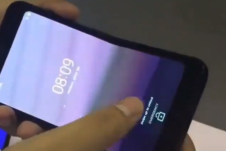 Виробник дисплеїв BOE Display показав робочий прототип телефона, який можна зігнути навпіл