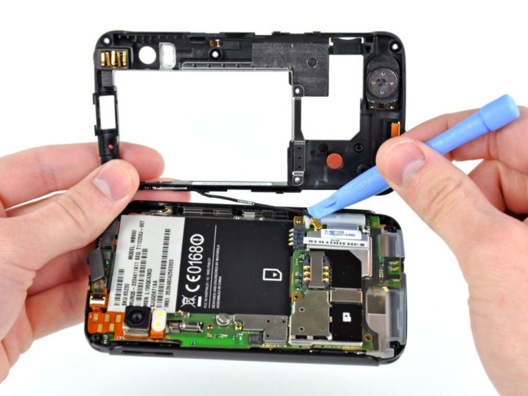 Пока Apple борется против ремонта, Motorola начала продавать инструменты для ремонта своих телефонов