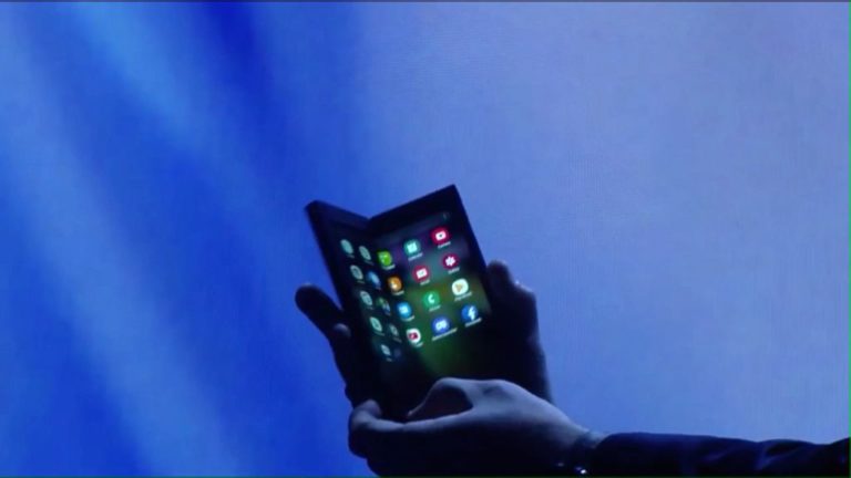 Samsung показала гнучкий смартфон