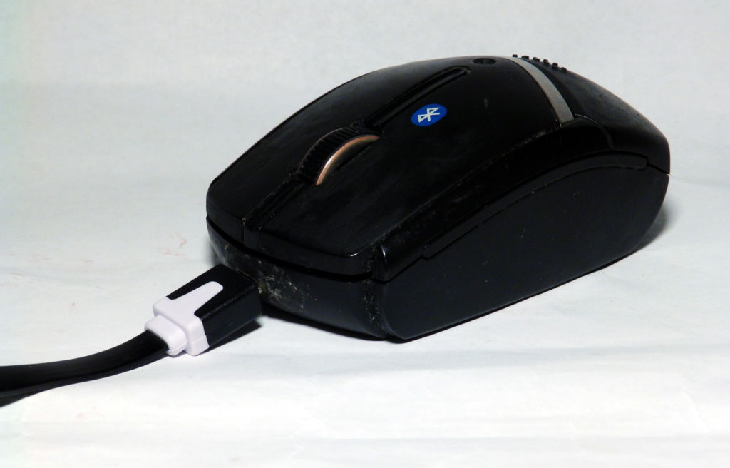 Мышка проводная с аккумулятором. Проводную мышь в беспроводную. Батарея для мышки. Мышь на батарейках.