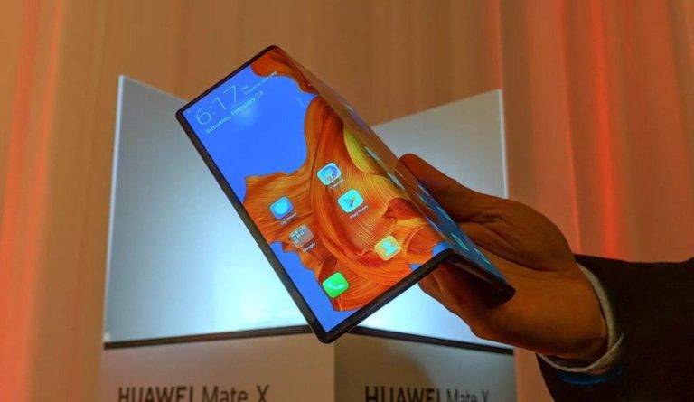 Huawei випустила гнучкий смартфон за $2600