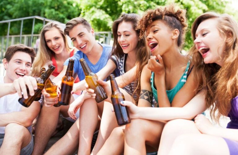 Молодежь стала употреблять меньше алкоголя, и благодарить стоит «зоркий глаз» соцсетей