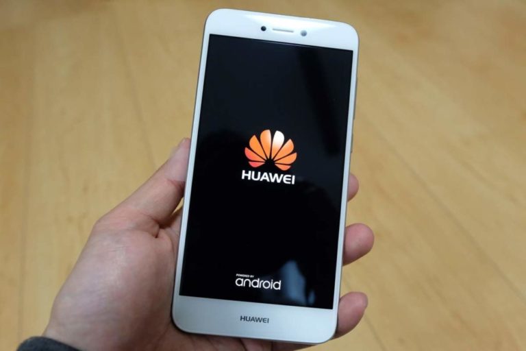 Смартфоны Huawei начали показывать рекламу на экране блокировки