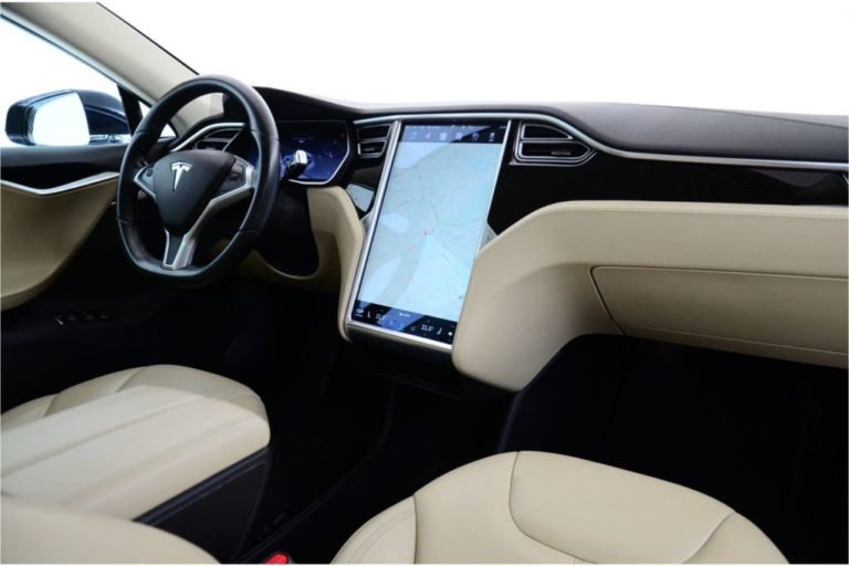 Власники Tesla зможуть заробляти на авто