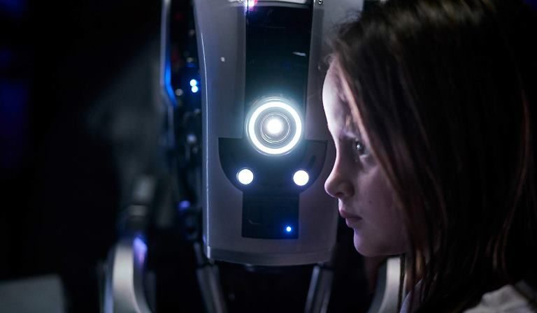 Робот растит ребенка в трейлере нового фильма Netflix