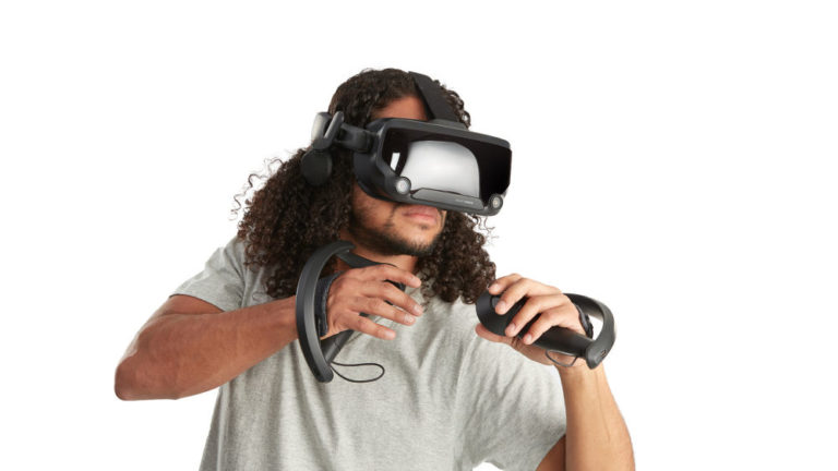 Valve показала VR-шлем с чувствительными контроллерами