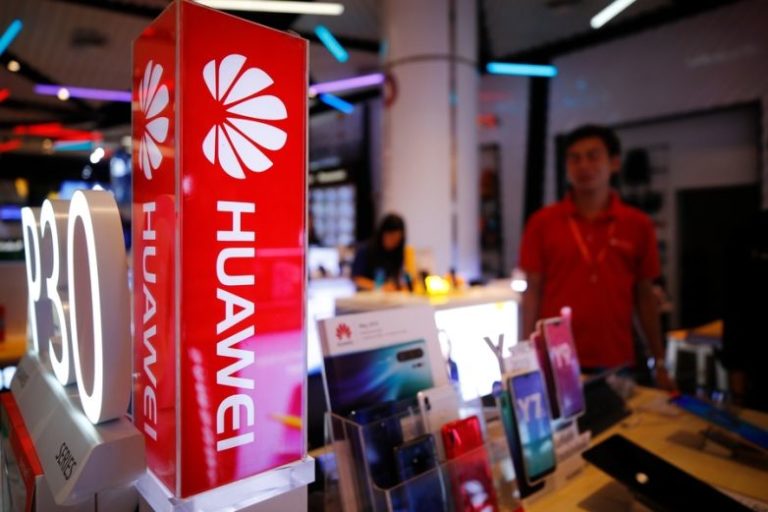 Huawei обещает полный возврат денег, если Google Play и Facebook перестанут работать на текущих устройствах