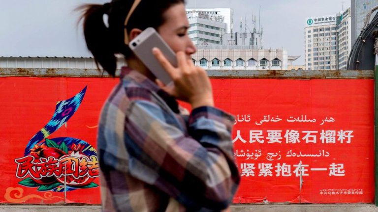 На смартфони туристів китайська влада встановлює шпигунський додаток