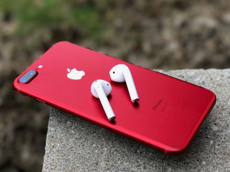Как двум пользователям AirPods слушать музыку с одного iPhone