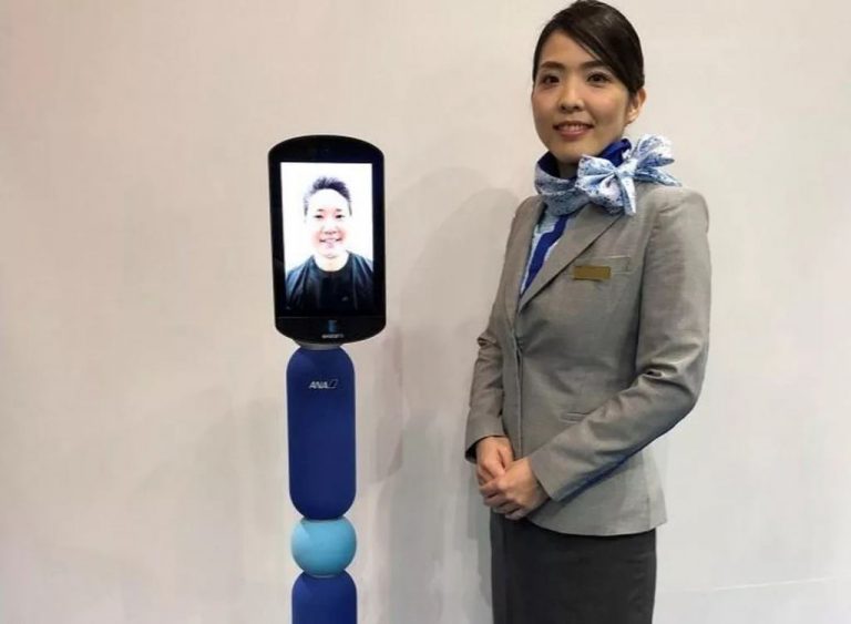 Японский авиаперевозчик предлагает пожилым людям переселиться в робота и путешествовать в нем