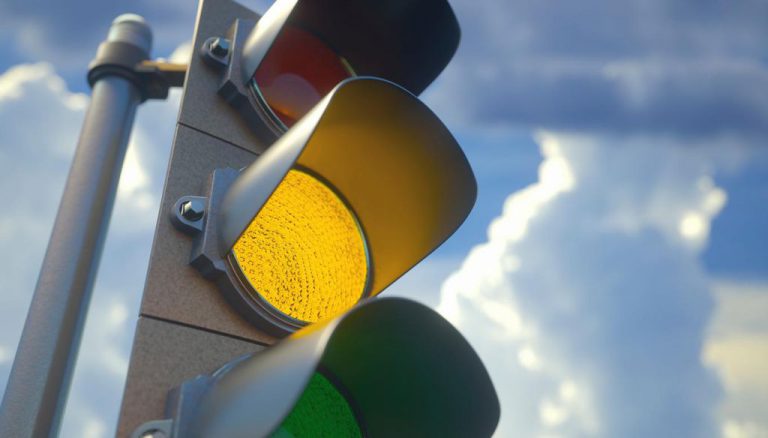 Жовтий на світлофорах подовжать: як оштрафований інженер міняє глобальні налаштування перехресть
