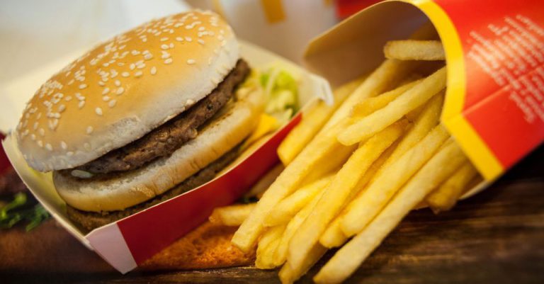 Ісландія продовжує трансляцію 10-річного гамбургера McDonald’s, який не розкладається