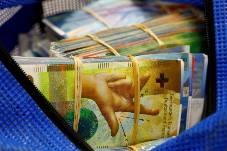 В мире исчезают наличные. Банкиры не знают, куда идут деньги